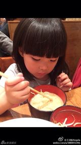 组图：王诗龄吃面条可爱 李湘浓妆抱爱女
