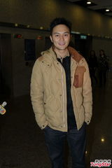 组图：张智霖袁咏仪亮相佛法盛典 祈愿身体健康