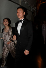 组图：黄志忠亮相电视节 两帝一后走红毯