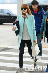 组图：SISTAR多顺赴港 蓝色大衣纯净甜美