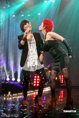 高清组图：温岚红发造型助阵黄小琥 大跳火辣断背舞