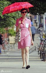 组图：安妮-海瑟薇变身“粉红”格子控