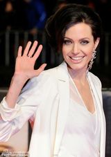 组图：朱莉术后胸型丰满上挺