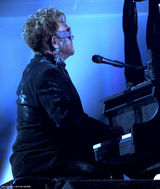 高清组图：埃尔顿-约翰“灰头土脸”戴面具全情演出