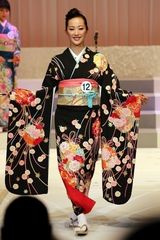 组图：日本小姐冠军泳装照 21岁学生力压群芳