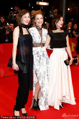 组图：柏林红毯 西贝尔-凯基莉黑白礼服亮相