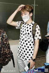 组图：SHINeeTEENTOP亮相机场 赴新参加演出