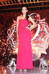 组图：昆凌出席代言动感热舞 默认周杰伦替赎身