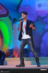 组图：李克勤郑欣宜开唱 鼓励年青人追梦