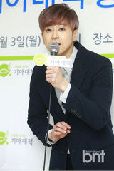 组图：东方神起允浩当选饥饿对策宣传大使