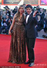 威尼斯闭幕红毯女星Anna Ferzetti身穿豹纹长裙亮相