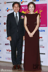 组图：朴信惠镂空装亮相第33届影评奖颁奖礼