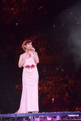 组图：梁静茹银白短裙开唱 送亲笔签名纸飞机