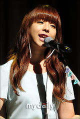 组图：CNBLUE郑容和助阵新人女歌手出道记者会