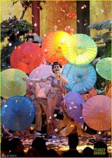 组图：水果姐登台变艺妓雪乳抢镜 东方色彩绚丽