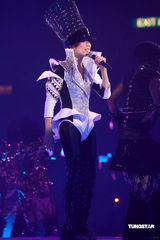 幻灯：郑秀文许志安相拥献唱 梁洛施李嘉欣捧场