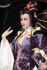 高清组图：洪棠扮布袋戏主角 爆乳装露E奶吸睛