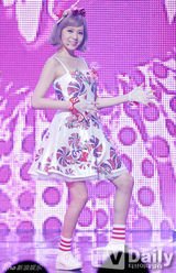 组图：韩团2NE1《M countdown》打榜拿第一