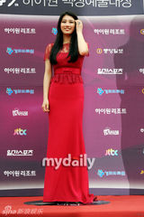 组图：秀智大红修身长裙亮相 浓妆显成熟