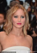 组图：珍妮弗-劳伦斯清爽现身胸部高耸