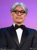 组图：威尼斯影展开幕现场 各单元评委登台致谢