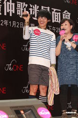 组图：卢广仲遇热情歌迷拥抱 表演太投入弄伤脚