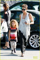 组图：哈利贝瑞携女血拼 女儿撒娇卖萌