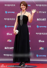 组图：金成玲抹胸黑裙典雅 配饰抢眼珠光宝气