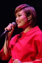 组图：容祖儿睽违11年台北开唱 一身大红烧乌龟