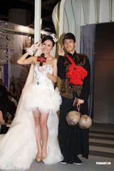 组图：江若琳穿婚纱办签唱会 遇男粉丝当场求婚