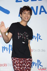 组图：炎亚纶胡宇崴活动现身引粉丝尖叫