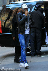 组图：麦当娜素颜前往教堂小男友现身围巾遮面