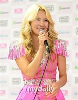 组图：少女时代开唱 变粉红女郎镂空装小露性感