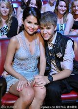 组图：2011青少年选择奖 比伯和女友亲吻晒甜蜜