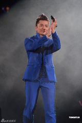 高清图：郑伊健个唱感谢蒙嘉慧 四度返场唱到哭