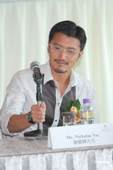 组图：谢霆锋出席活动大方任拍照 拒回应婚变问题 