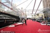 组图：奥斯卡会场紧张布置中 工人铺设红毯