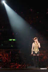 组图：梁静茹银白短裙开唱 送亲笔签名纸飞机