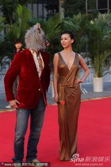 组图：巩新亮深v露乳提裙秀大腿 狼头男造型怪异