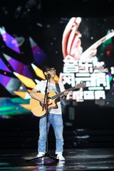 组图：好声音丁丁张赫宣表演 金志文吉他弹唱