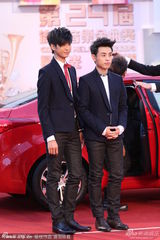 组图：男团io四子统一黑色西装走红毯 互拼帅气