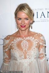 组图：《戴安娜》首映礼 娜奥米蕾丝透视裙迷人