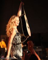 高清组图：泰勒-斯韦福特办小型演唱会 尽展青春活力