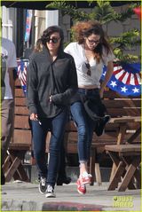 组图：暮光女低胸短袖露小蛮腰 心情放松现赘肉