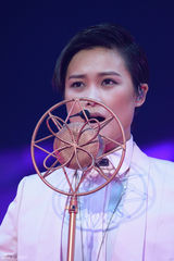 组图：李宇春上海开唱遭男舞者抱 父母首度现身