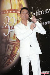 组图：梁家辉举奖杯庆祝 期待再拍《寒战2》