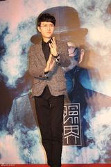 组图：方大同卖吉他拍MV 萧敬腾搞怪站台当名模