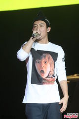 组图：陈冠希上海火热开唱 衣着随意嘻哈范儿