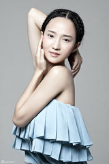 组图：张耀心全新写真曝光 造型清新眼神惹人怜爱