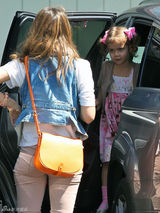 高清组图：辣妈杰西卡-阿尔芭带大女儿奥诺逛街